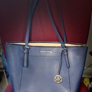 Michael kors jet set medium blue